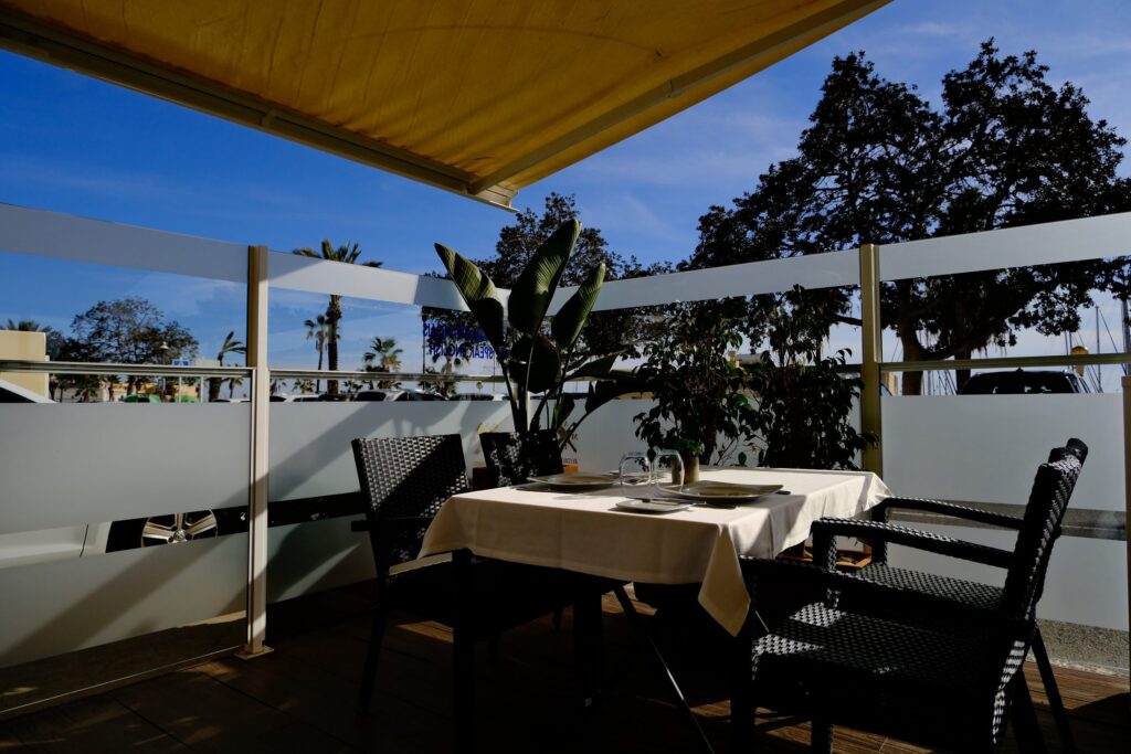 Terraza de MADE Restaurante frente al puerto deportivo de Villajoyosa