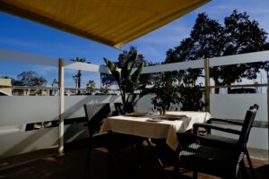 Terraza de MADE Restaurante frente al puerto deportivo de Villajoyosa