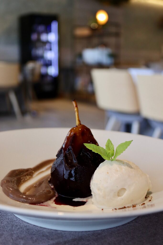 Pera al vino tinto con helado, postre sin gluten