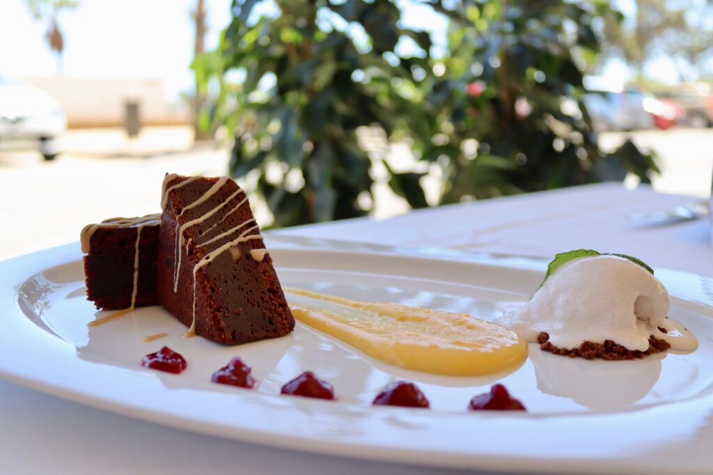 Brownie sin gluten en la terraza del puerto de Villajoyosa