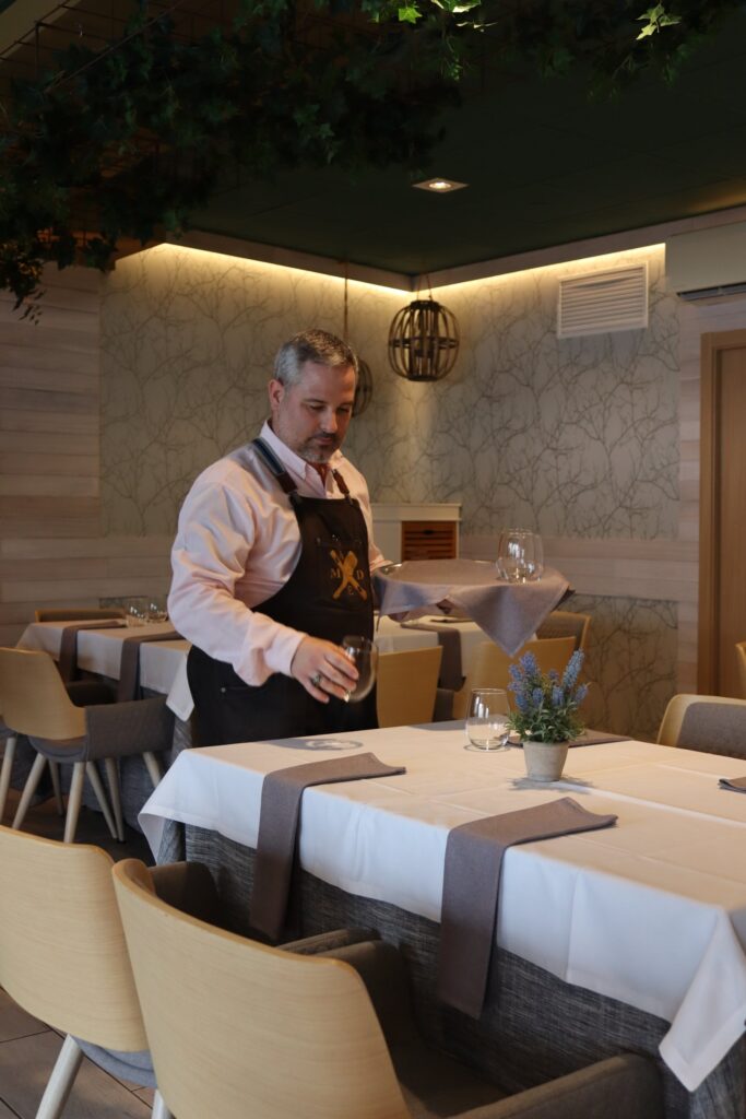Matthias, propietario de MADE Restaurante, preparando la sala en Villajoyosa