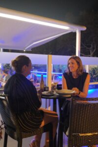 Clientes cenando en la terraza de MADE por la noche