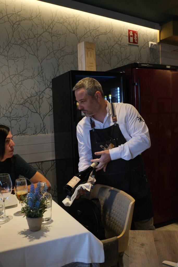 El equipo de sala de MADE presentando un vino de Ribera del Duero