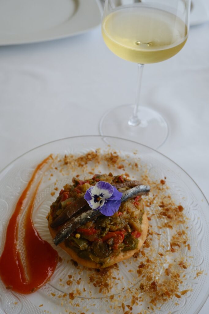 Coca de tomate con salazones y copa de vino blanco, cocina sin gluten MADE